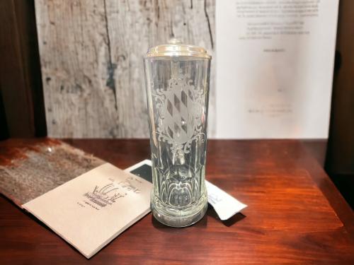 Preview: Bierkrug, Bierseidel mit handgravierter Bayernraute und Zinndeckel poliert-Gravurfähig