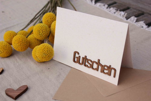 Papierkarte mit Schriftzug GUTSCHEIN aus Echtholz in Nuss