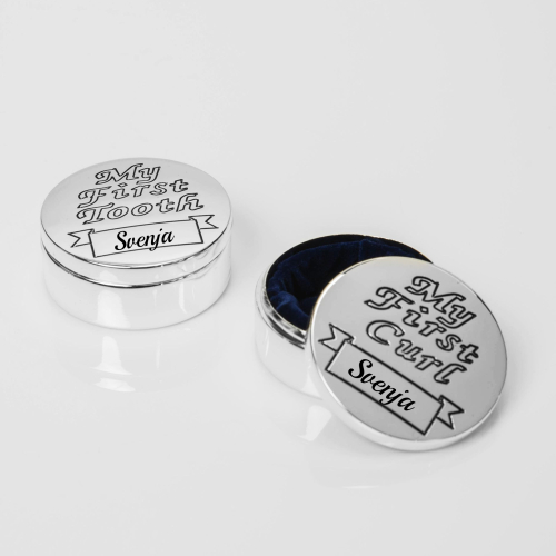 Preview: Das 2 teilige Geschenkset zur Taufe - Versilberte Lockendose und Zahndose mit Gravurfeld in Geschenkbox