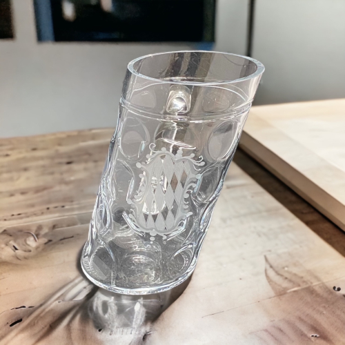 Preview: Beschwipste Maß mit Bayernraute - Schiefer bayerischer Maßkrug aus Kristallglas