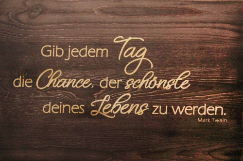 Preview: Wandschild Mark Twain, Holzschild, Wandbild Holz - Gib jeden Tag die Chance...