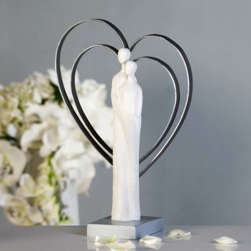 Die wunderschöne Skulptur Faith zur Hochzeit - Pärchen vor silbernen Herzen - Herzstatue auch mit Wunschgravur