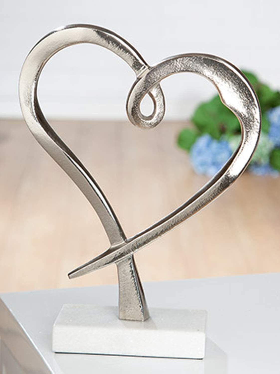 Das schöne Elegance Alu Herz in Silber auf Mamorsockel H 28 cm