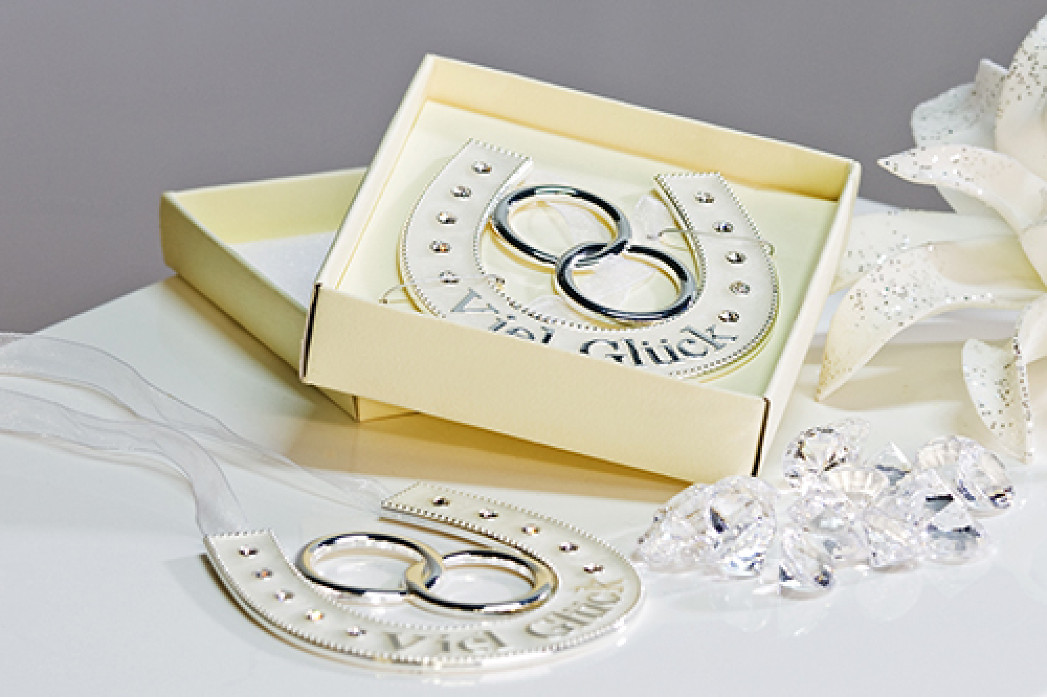 Das cremefarbene Hufeisen "Viel Glück" in der Geschenkbox!